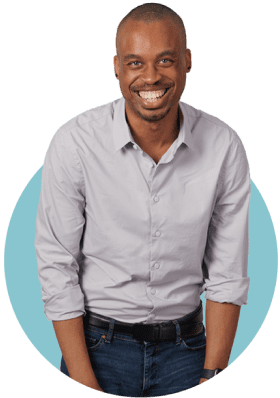 Employé de GES les mains sur le côté, avec un grand sourire