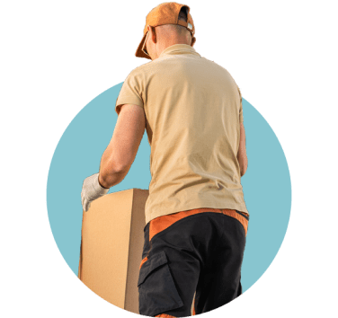 Un travailleur emballe le matériel des exposants pour l'expédition.